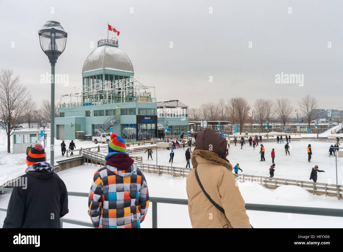 Montreal, CA - 17. Dezember 2016: Natrel Eisbahn im alten Hafen von Montreal. Stockfoto