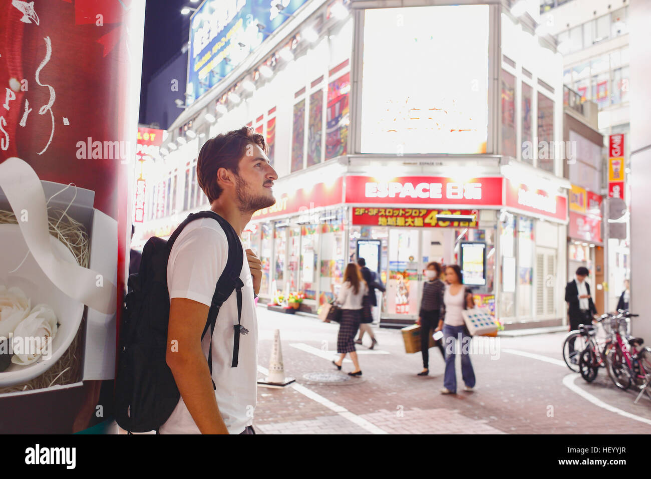 Kaukasischen Mann genießen Sightseeing in Tokyo, Japan Stockfoto