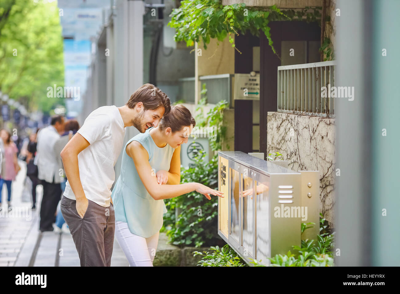 Kaukasische Paar genießt Sightseeing in Tokyo, Japan Stockfoto