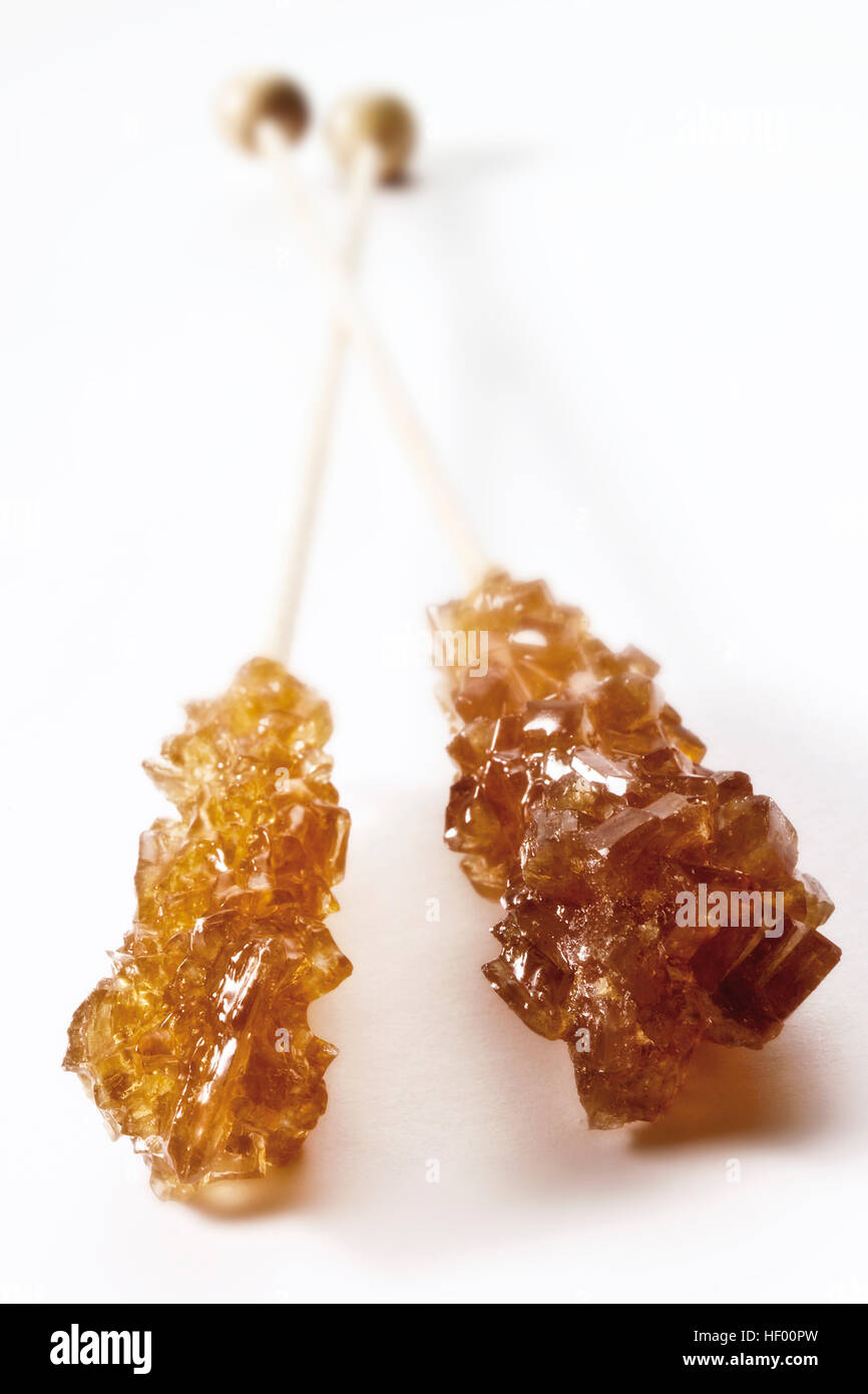 Zwei Stöcke brauner Kandiszucker (Zucker Süßigkeiten) Stockfoto