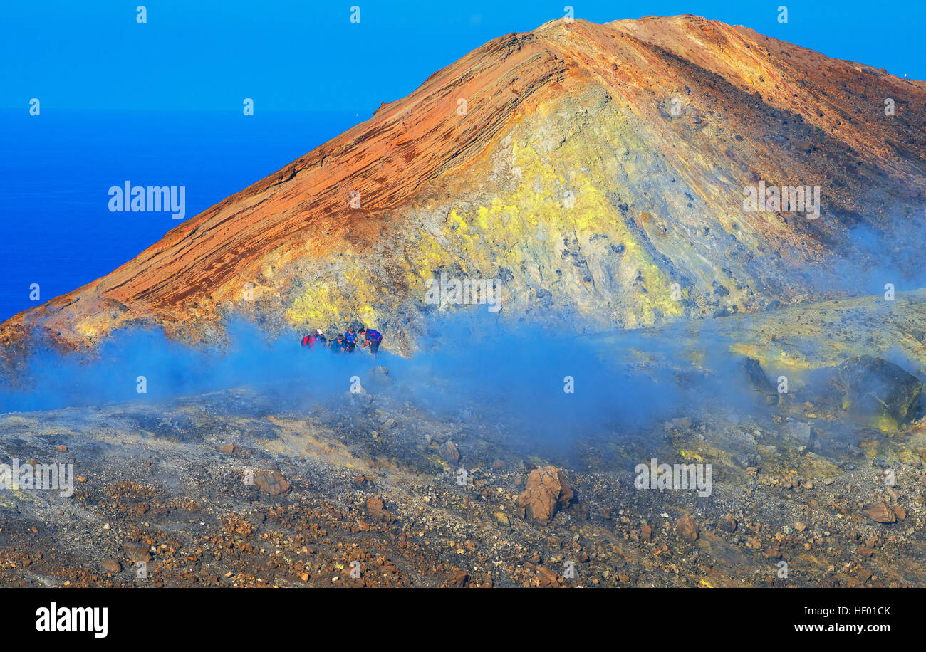 Menschen zu Fuß durch Fumarolen auf Gran Crater rim, Vulcano Insel, Äolischen Inseln, Italien Stockfoto