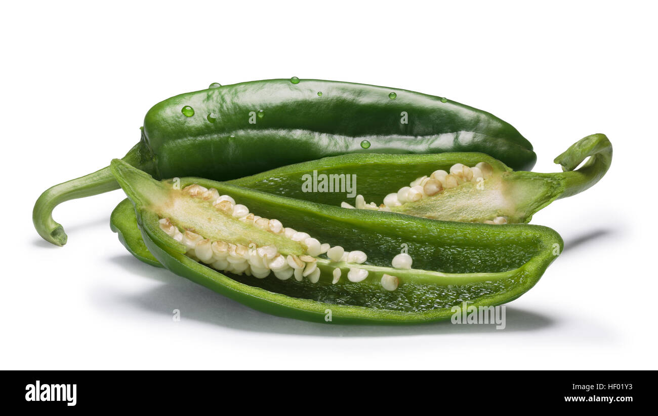 Grüne ganze und halbierte Anaheim Pfeffer (Capsicum Annuum), die milde Sorte von New Mexico (Numex) Chile Nr. 9. Schneidepfade, Schatten getrennt Stockfoto