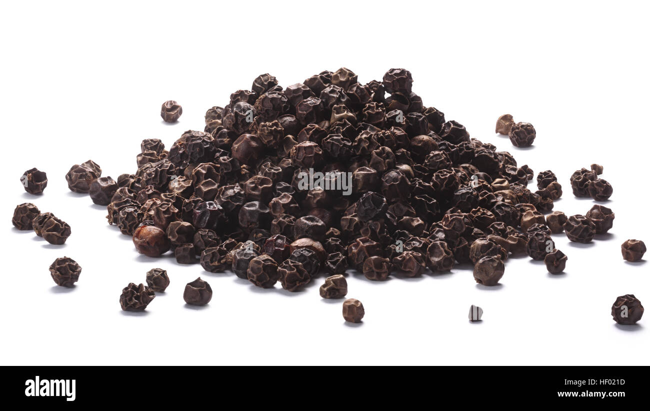 Haufen von schwarze Pfefferkörner (getrocknete Samen der Piper Nigrum). Beschneidungspfade, Schatten getrennt Stockfoto