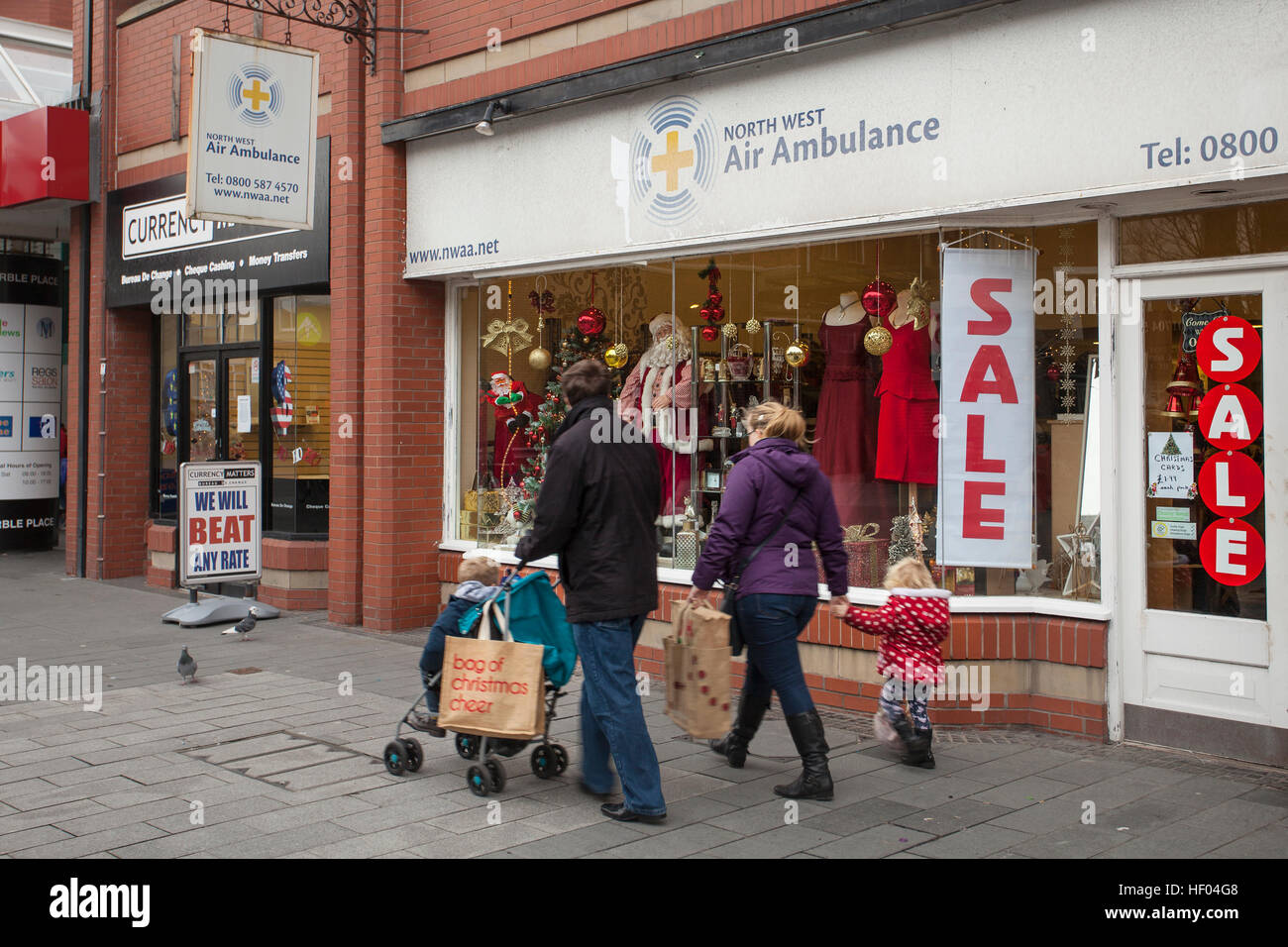 Southport, Merseyside, England. 24. Dezember 2016. Pre-Boxing Day Umsatz.   Geschäfte in der Stadt sind jetzt vorläufige Verkauf Zeichen und einige Plan vorzeitigen Schließung darstellen, wie sie in den nächsten 48 Stunden für eine Umsatz-Bonanza vorzubereiten. Last-Minute-Shopper sind bis zu 50 % Rabatt auf ausgewählte Ware zunutze. Bildnachweis: MediaWorldImages/Alamy Live-Nachrichten Stockfoto