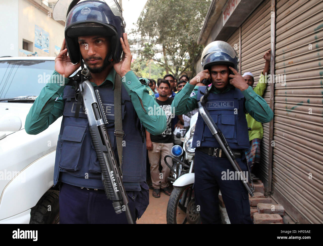 Dhaka, Bangladesch. 24. Dezember 2016. Bangladesch Polizeibeamte setzen Helm am Tatort eines Vorgangs, eine angebliche Militante Versteck zu stürmen. Dhaka Metropolitan Police abgesperrt ein dreistöckiges Gebäude in der Hauptstadt. Zwei weibliche Kämpfer zusammen mit zwei Kindern ergab sich die Bullen, 1 weibliche und ein jugendlich militante getötet selbst bei Razzia durch explodierende selbstmörderisch Weste außerhalb ihrer Höhle beim Handeln, um der Polizei zu übergeben. © Monirul Alam/ZUMA Draht/Alamy Live-Nachrichten Stockfoto