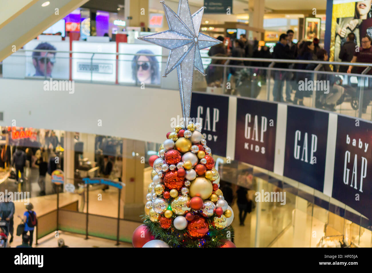 New York, USA. 24. Dezember 2016. Horden von Last-Minute-Shopper Menschenmenge der Queens Center Mall im Stadtteil Queens in New York am Heiligabend, Samstag, 24. Dezember 2016. Eine Studie berichtet, dass das Weihnachtsgeschäft in die Läden, November und Dezember, jetzt weniger als 21 Prozent des Umsatzes der physikalischen Speicher, unten von ihrem Höchststand von 25 Prozent ausmacht. (© Richard B. Levine) © Richard Levine/Alamy Live-Nachrichten Stockfoto