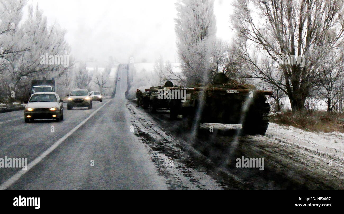 Krasnoarmeysk. 24. Dezember 2016. Foto aufgenommen am 24. Dezember 2016 zeigt ukrainische Armee gepanzerte Fahrzeuge von der Front zurückgezogen auf dem Weg nach Donezk, Ukraine. Die ukrainische Regierung erreicht einen Waffenstillstand mit Unabhängigkeit sucht Aufständischen ab Dez. 24 wie der trilateralen Kontaktgruppe Ukraine-Krise vereinbart wurde. © Chen Junfeng/Xinhua/Alamy Live-Nachrichten Stockfoto