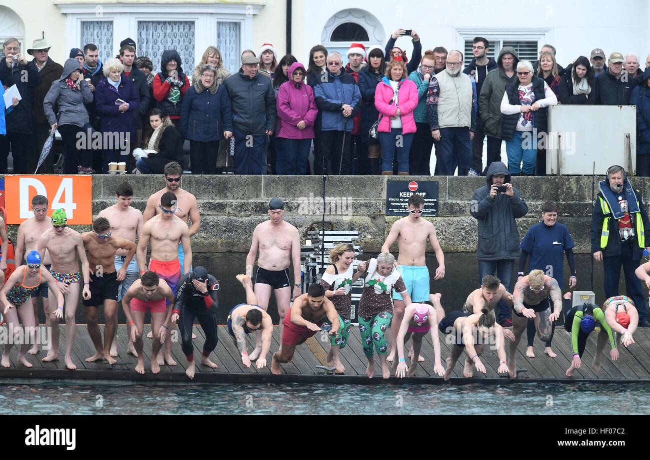 Weihnachtstag schwimmen, Hafen von Weymouth, Dorset, Großbritannien Stockfoto