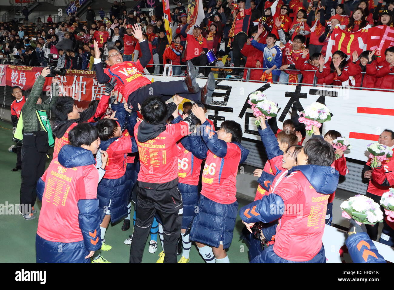 Chiba, Japan. 25. Dezember 2016. Takeo Matsuda, INACINAC Kobe Leonessa Team Gruppe (Leonessa) Fußball /Soccer: die 38. Kaiserin Cup alle Japan Frauen Fußball-Meisterschaft Award Ceremony am Fukuda Denshi Arena in Chiba, Japan. © AFLO/Alamy Live-Nachrichten Stockfoto