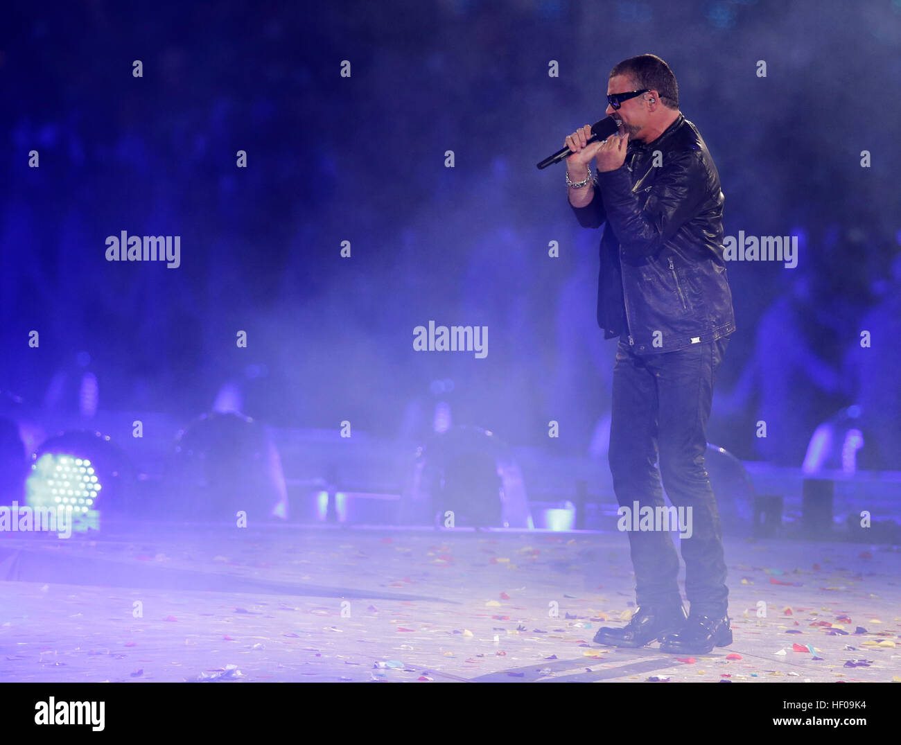 Sänger George Michael führt während der Abschlusszeremonie von London 2012 Olympische Spiele im Olympiastadion, London, Großbritannien, 12. August 2012. Foto: Michael Kappeler Dpa | weltweite Nutzung Stockfoto