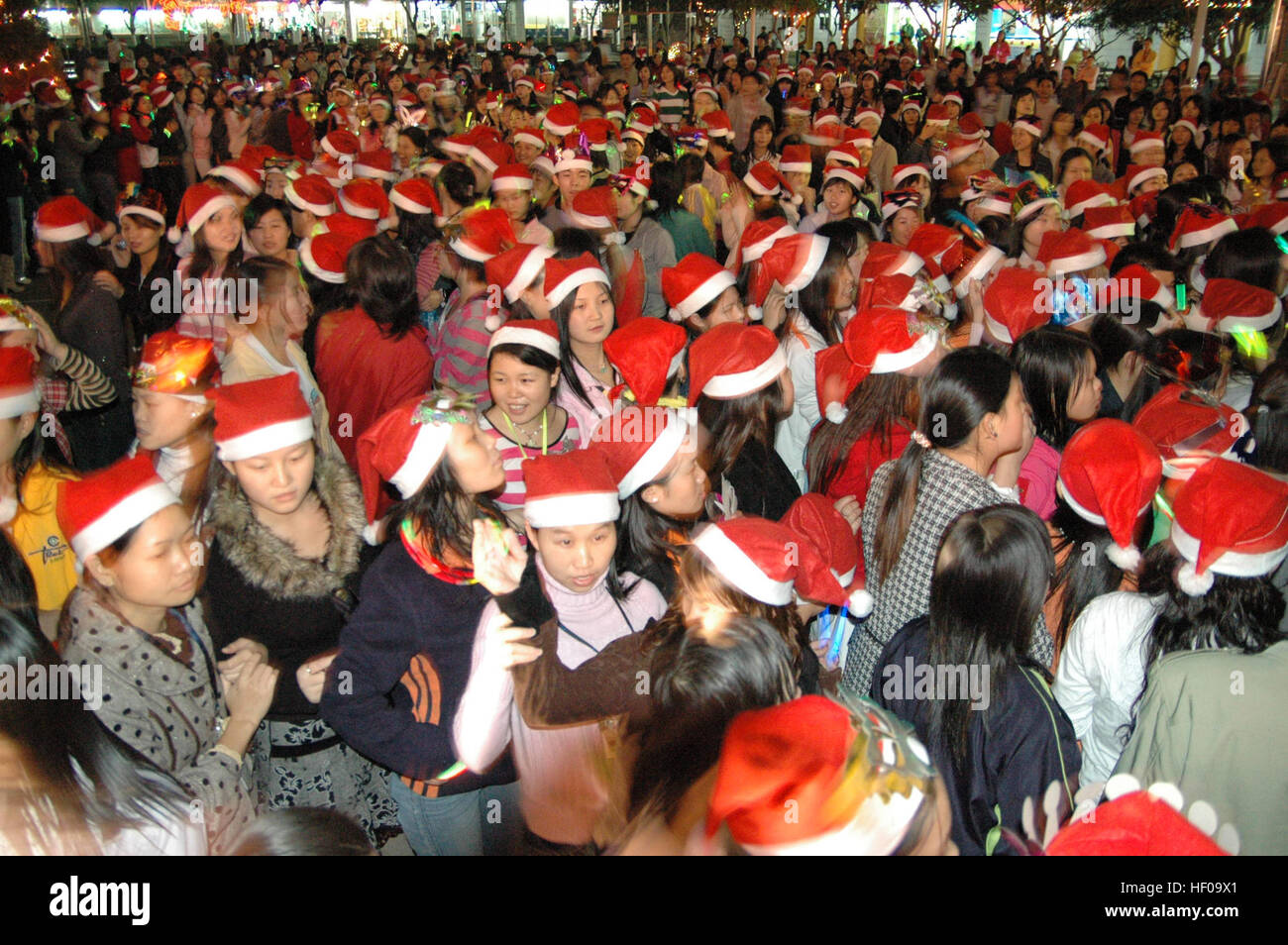 Dongguan, Dongguan, China. 24. Dezember 2016. Dongguan, CHINA-Dezember 24 2016: (nur zur redaktionellen Verwendung. CHINA HERAUS). Fabrik-Mädchen feiern Weihnachten in einem Industriegebiet in Dongguang, Süd-China Guangdong Provinz, 24. Dezember 2016. Dongguang ist eine wichtige Industriestadt befindet sich im Perlfluss-Delta. Viele Mädchen Wandern in Dongguan für Arbeit aus den Dörfern in China. © SIPA Asien/ZUMA Draht/Alamy Live-Nachrichten Stockfoto