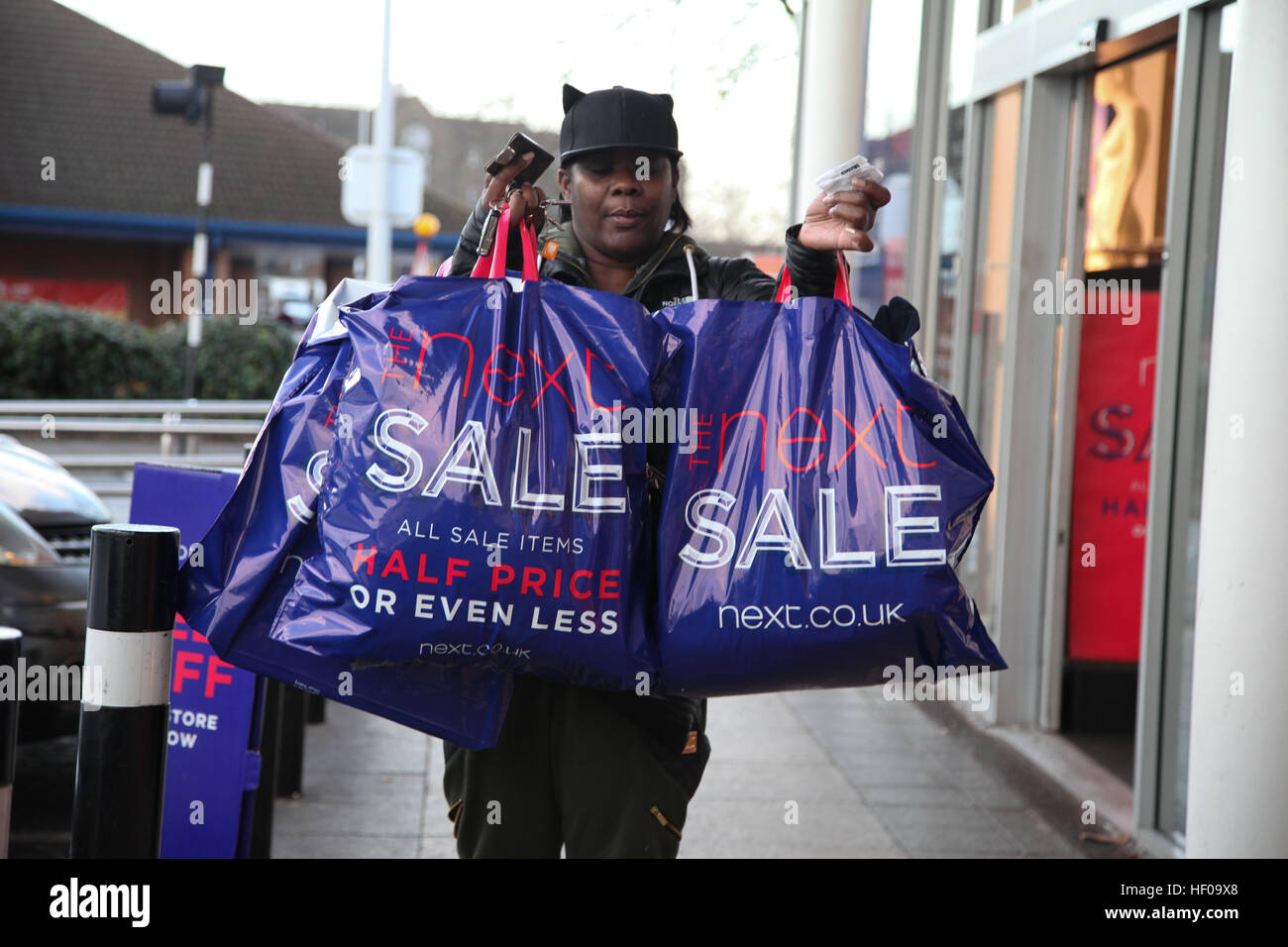 Arena Retail Park, Harringay, Nord-London, UK. 26. Dezember 2016 halten Shopper mehrere Taschen bei Next in Arena Retail Park, Harringay, Nord-London zu Beginn der jährlichen Winterschlussverkauf. Bildnachweis: Dinendra Haria/Alamy Live-Nachrichten Stockfoto