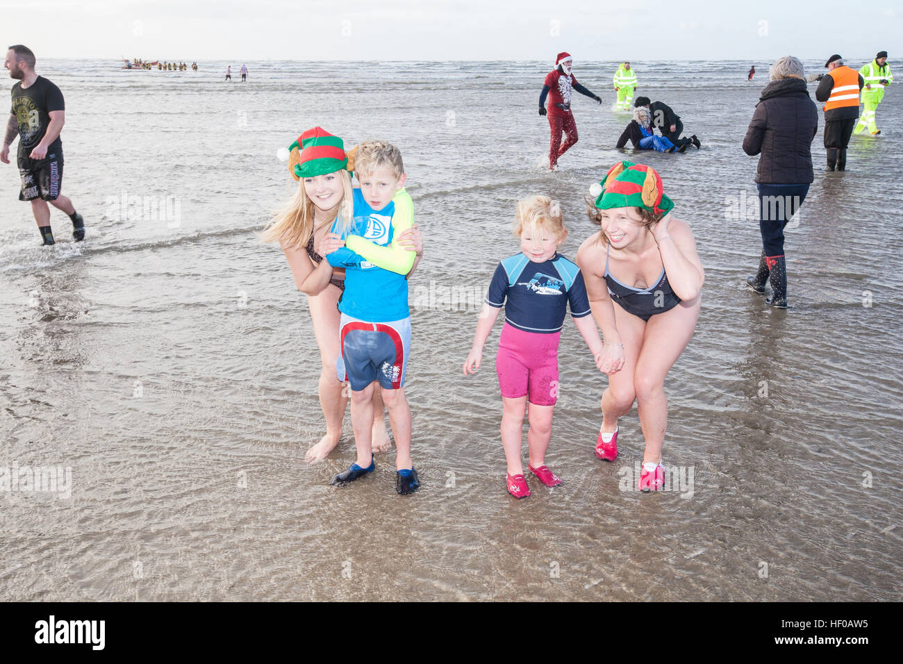 Pembrey Country Park, Wales, UK. 26. Dezember 2016. Tapfere Seelen geben Sie das kalte Wasser während der 32. jährlichen Boxing Day Walross Dip an Pembrey Country Park, in der Nähe von Llanelli, Wales, Großbritannien © Paul Quayle/Alamy Live News Stockfoto