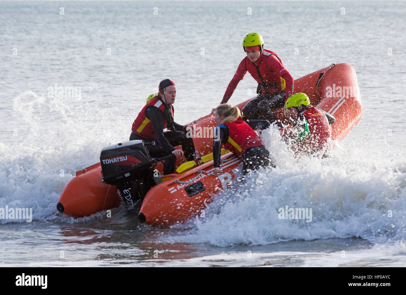 Durley Chine, Bournemouth, Dorset, UK. 26. Dezember 2016. Bournemouth Rettungsschwimmer Corps geben eine Demonstration ihrer lebensrettenden Fähigkeiten im Meer. Das Corps, gegründet 1965, ist eines der größten und erfolgreichsten Vereine der freiwilligen Rettungsschwimmer im Vereinigten Königreich mit über 100 Mitgliedern im Alter von 7 bis 70. Bildnachweis: Carolyn Jenkins/Alamy Live-Nachrichten Stockfoto