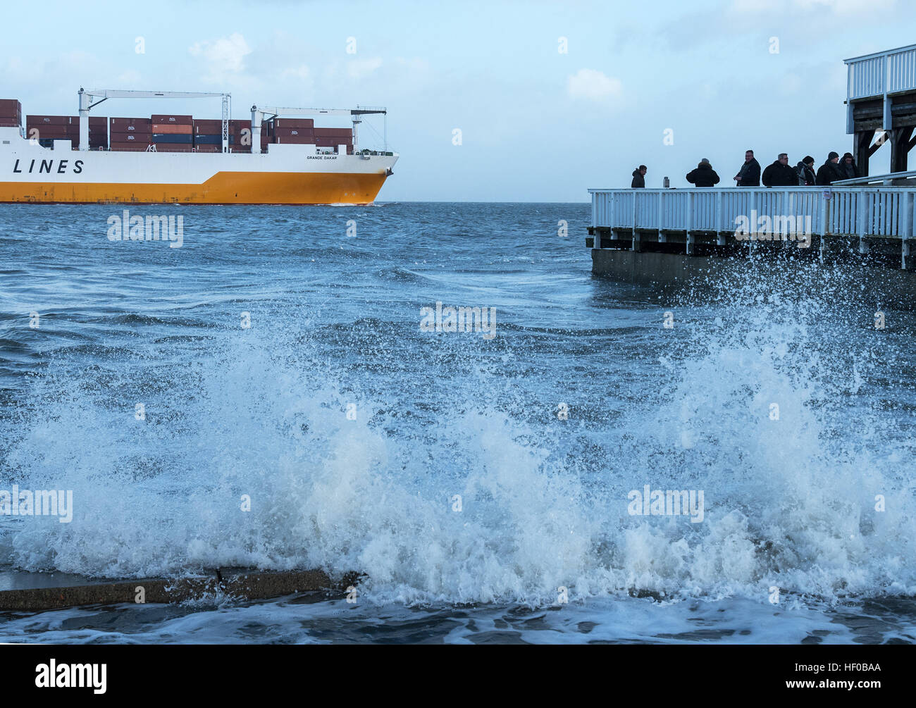 Cuxhaven Deutschland 26 Dezember 16 Das Hochwasser Geht Uber Die Grenze Von Der Bank Und Flutet Das Gebiet Rund Um Die Alte Liebe Holzmole In Cuxhaven Deutschland 26 Dezember 16 Das Sturmische