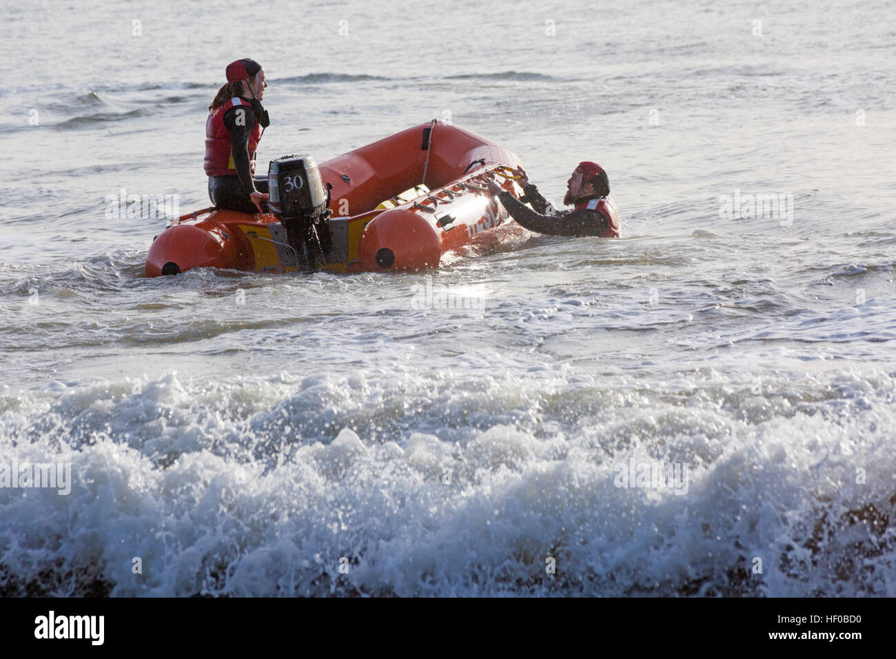 Durley Chine, Bournemouth, Dorset, UK. 26. Dezember 2016. Bournemouth Rettungsschwimmer Corps geben eine Demonstration ihrer lebensrettenden Fähigkeiten im Meer. Das Corps, gegründet 1965, ist eines der größten und erfolgreichsten Vereine der freiwilligen Rettungsschwimmer im Vereinigten Königreich mit über 100 Mitgliedern im Alter von 7 bis 70. Bildnachweis: Carolyn Jenkins/Alamy Live-Nachrichten Stockfoto