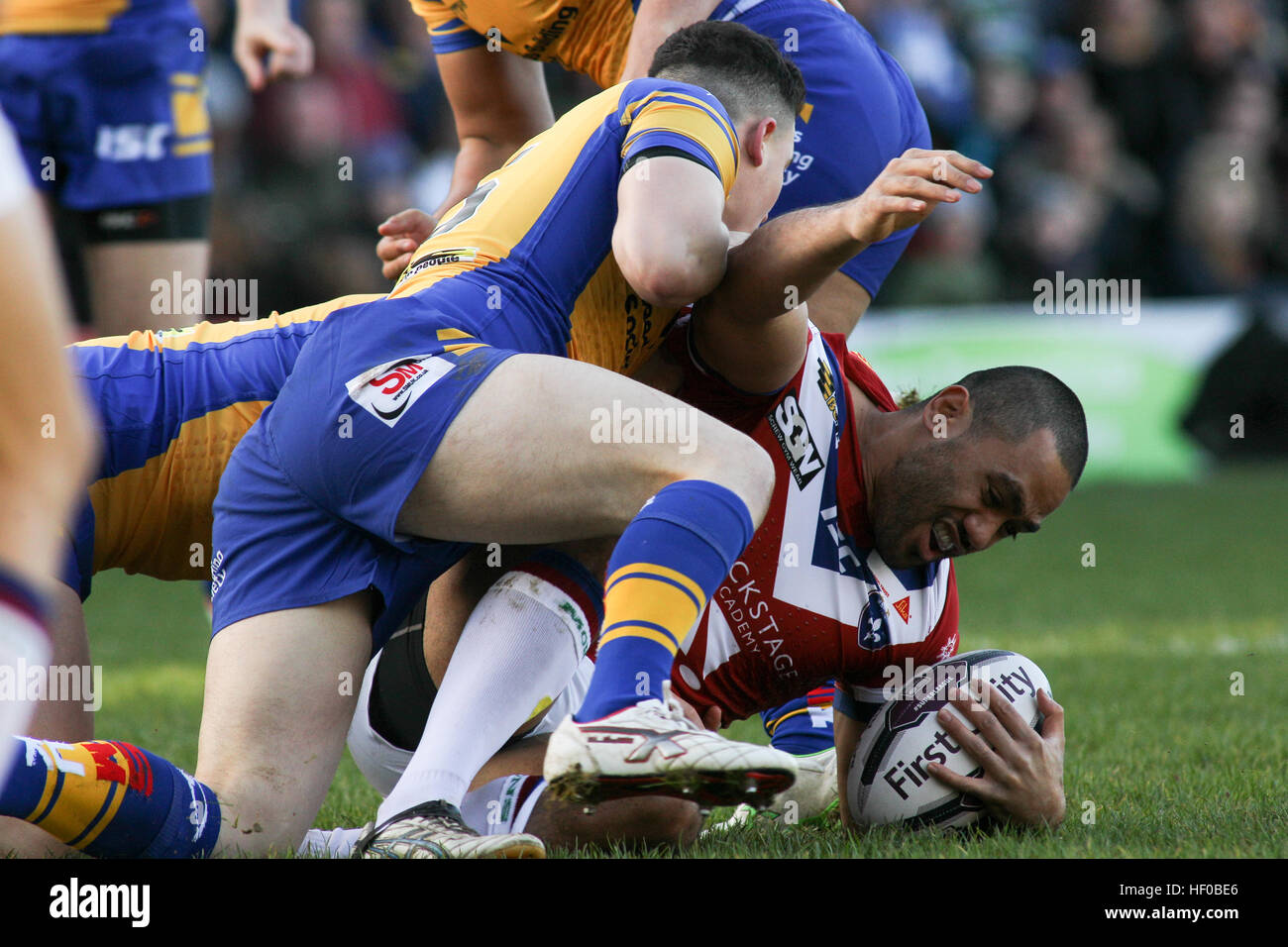 Headingley Carnegie Stadium, Leeds, UK 26. Dezember 2016. Leeds Rhinos Vs Wakefield Trinity Super League Pre-Saison 2017 freundlich. Jordan Lilley der Leeds Rhinos befasst Bill Tupou (R) von Wakefield Trinity © Stephen Gaunt/Touchlinepics.com/Alamy Live-Nachrichten Stockfoto