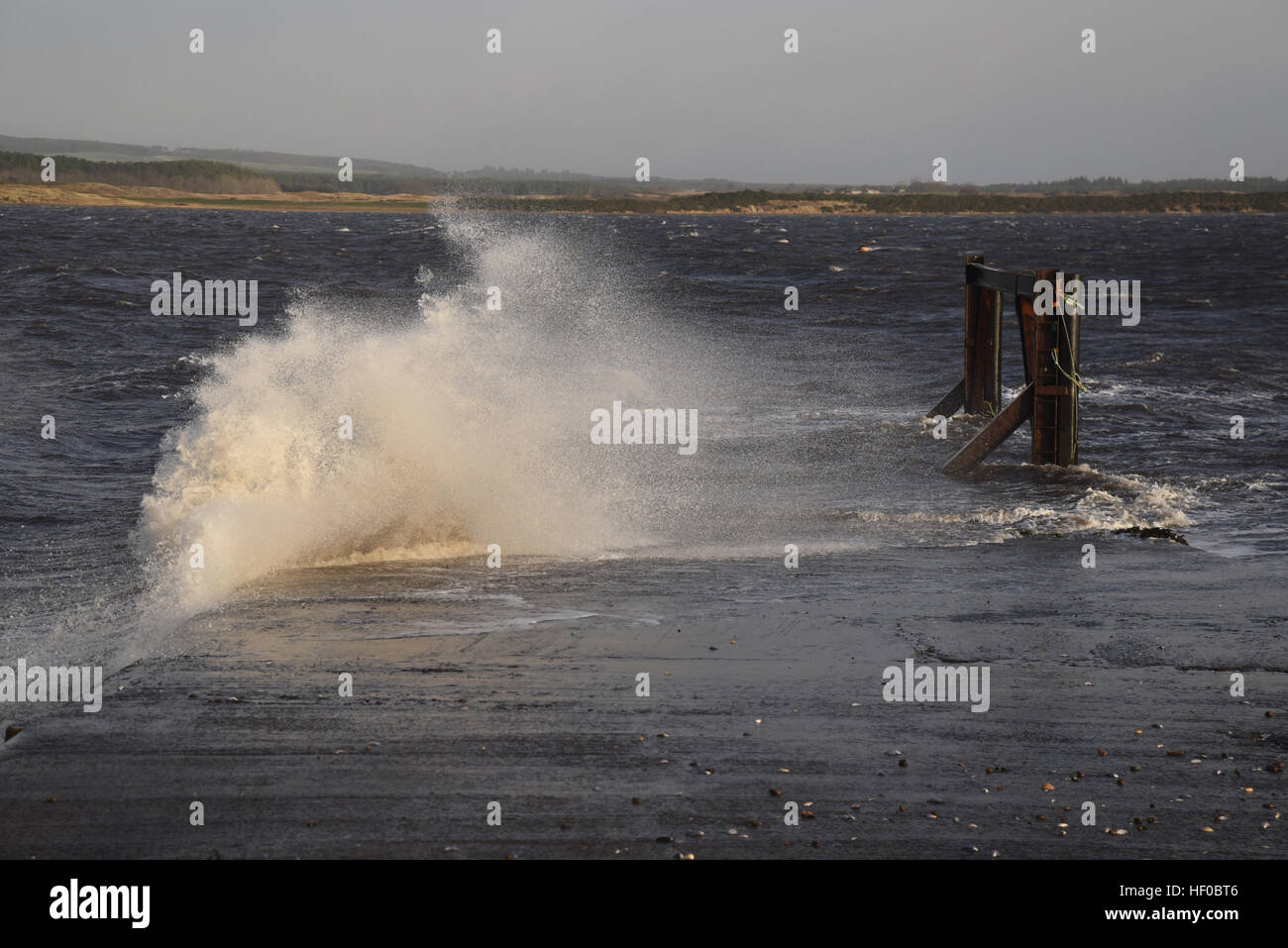 Dornoch Firth, Schottland. 26. Dezember 2016. Boxing Day Stürme und Sturm Conor Peitsche Wellen auf der Pier an Stelle der Fähre. Stockfoto