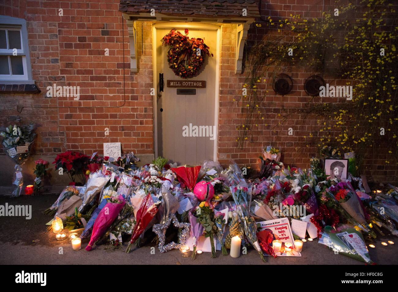Göring, UK. 26. Dezember, 21016.  Blumen, Kerzen und Worte der Anteilnahme blieben vor George Michaels Haus in Goring. George Michael starb gestern. © Pete Lusabia/Alamy Live News Stockfoto