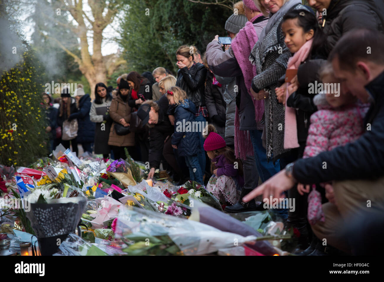 Göring, UK. 27. Dezember 2016. Ein Schrein von Blumen und Ehrungen in Gießen an George Michaels Haus in Goring zwei Tage nach Wham-Sänger starb in seinem Haus in Oxford. © Pete Lusabia/Alamy Live-Nachrichten Stockfoto