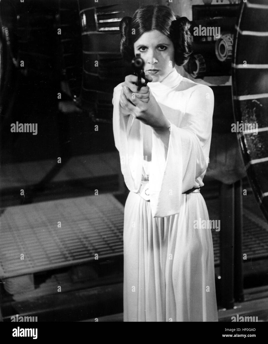 Datei. 27. Dezember 2016. CARRIE FRANCES FISHER (21. Oktober 1956 - 27. Dezember 2016) war eine US-amerikanische Schauspielerin, Drehbuchautor, Autor, Produzent und Sprecher. Sie war bekannt für die Wiedergabe von Prinzessin Leia in Star Wars-Filmen. Fisher war auch bekannt für ihre semi-autobiografischen Romane, einschließlich Postkarten aus dem Rand und das Drehbuch für den Film des gleichen Namens, sowie ihr autobiografische One-Woman-Stück, und seine Sachbuch Wishful Drinking, basierend auf der Show. Ihre weitere Filmrollen enthalten Shampoo (1975), The Blues Brothers (1980), Hannah und ihre Schwestern (1986), meine teuflischen Nachbarn (1989), Stockfoto