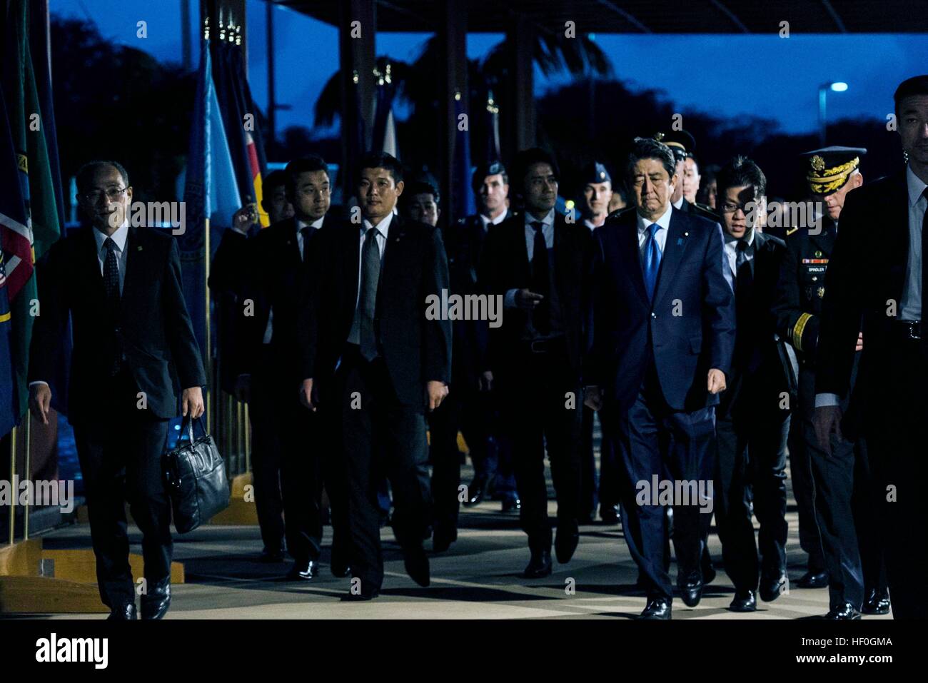 Der japanische Premierminister Shinzo Abe, Zentrum und seine Delegation tourt die Defense POW/MIA Accounting Agency-Anlage während seines Besuchs in 26. Dezember 2016 in Pearl Harbor, Hawaii. Abe ist der erste japanische Führer, die Website von dem Angriff auf Pearl Harbor öffentlich anzuzeigen. Stockfoto