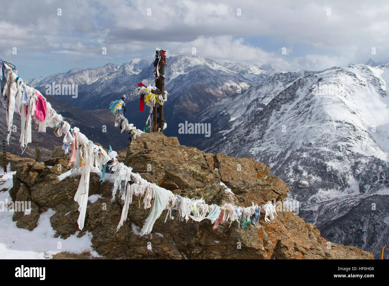 3. November 2016 - der Republik Kabardino-Balkar, Russland - Mount Elbrus ist der höchste Berg in Russland, 5.642 m (18.510 ft) und die zehnte prominentesten Gipfel der Welt. Alpinisten haben eine Tradition, bevor sie beginnen, an die Spitze des Berges klettern, sie hängen Stück Stoff. © Katrina Kochneva/ZUMA Draht/Alamy Live-Nachrichten Stockfoto