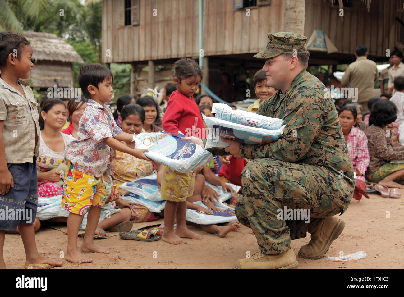 Sgt. Kaine Marzola, der Unteroffizier zuständig für zivile Angelegenheiten Abteilung mit 3. Sanitätsbataillons, 3rd Marine Logistics Group, III. Marine Expeditionary Force, händigt neu gespendeten Moskitonetze zu lokalen Kinder während einer Gemeinschaft-Relations-Veranstaltung 19.Juni Ou Village, Kampot Provinz, Kambodscha. Die Veranstaltung ist Teil der Kambodscha Interoperabilität Programm 2011, eine Übung regelmäßig statt zwischen den USA und kambodschanischen Truppen, die können beide Nationen zur Durchführung medizinischer und zahnmedizinischer Gelenksoperationen, Verbesserung der Interoperabilität und fördern Goodwill zu regionalen Frieden und Stabilität zu gewährleisten. FL Stockfoto