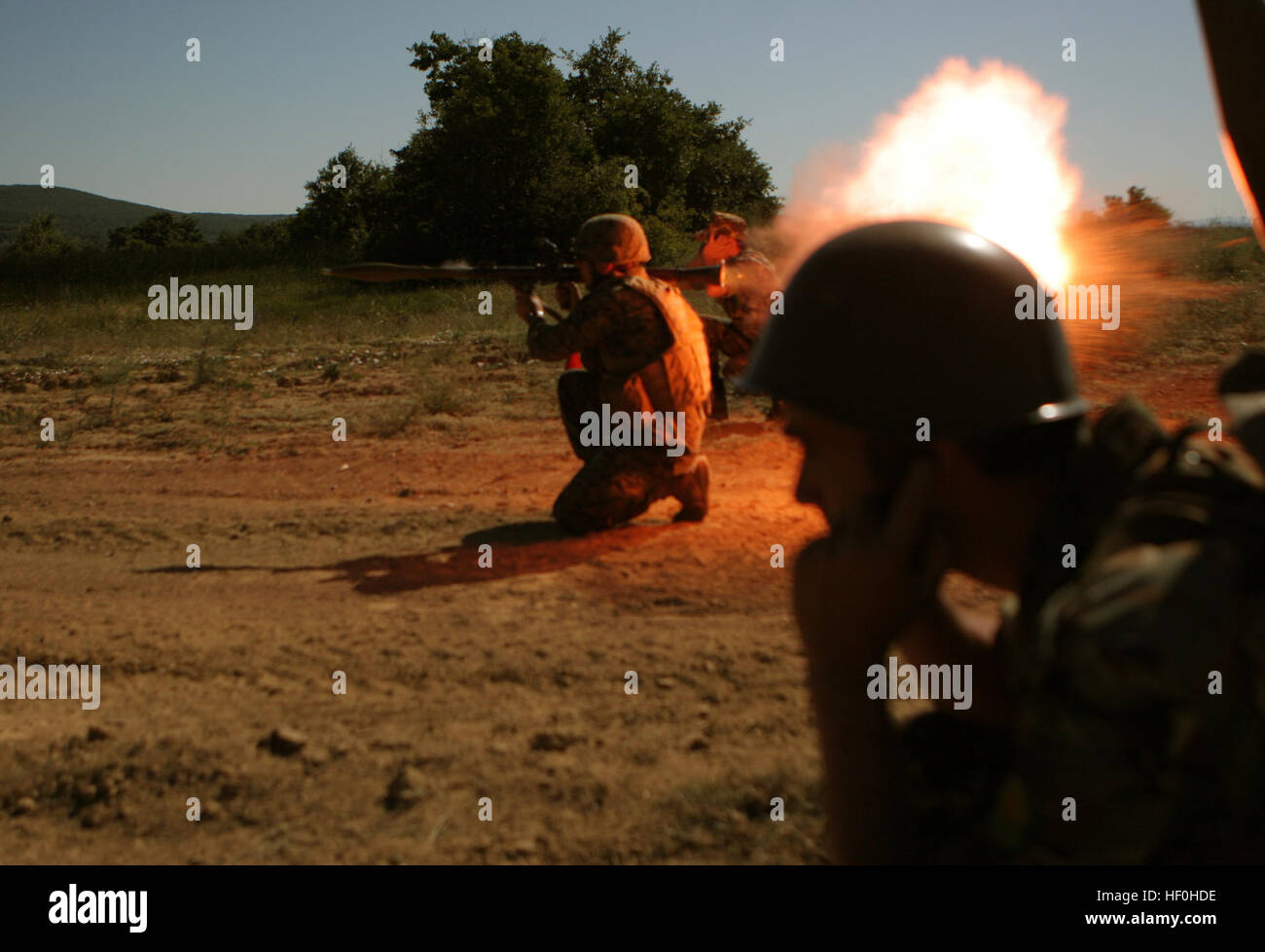 US-Marines mit Schwarzmeer Rotations Kraft 11 bekam die Möglichkeit zur bulgarischen Rakete angetrieben Grenade-7 Raketenwerfer, die am weitesten verbreitete Anti-Tank Waffe der Welt, unter der Aufsicht des bulgarischen Soldaten während einer ausländischen militärischen Einarbeitung Leben Feuer Strecke mit RPG-Raketenwerfer und USA schießen. 50 Kaliber Maschinengewehre. Die Schwarzmeer-Marines durchgeführten Training mit Partnerstaaten in Aufstandsbekämpfung und friedenserhaltenden Operationen mit der bulgarischen 38. Infanterie-Bataillon, 2. Licht-Infanterie-Brigade und die serbische 21. Mechanisierte Infanterie-Bataillon, 2. Brigade, die Milit bauen Stockfoto