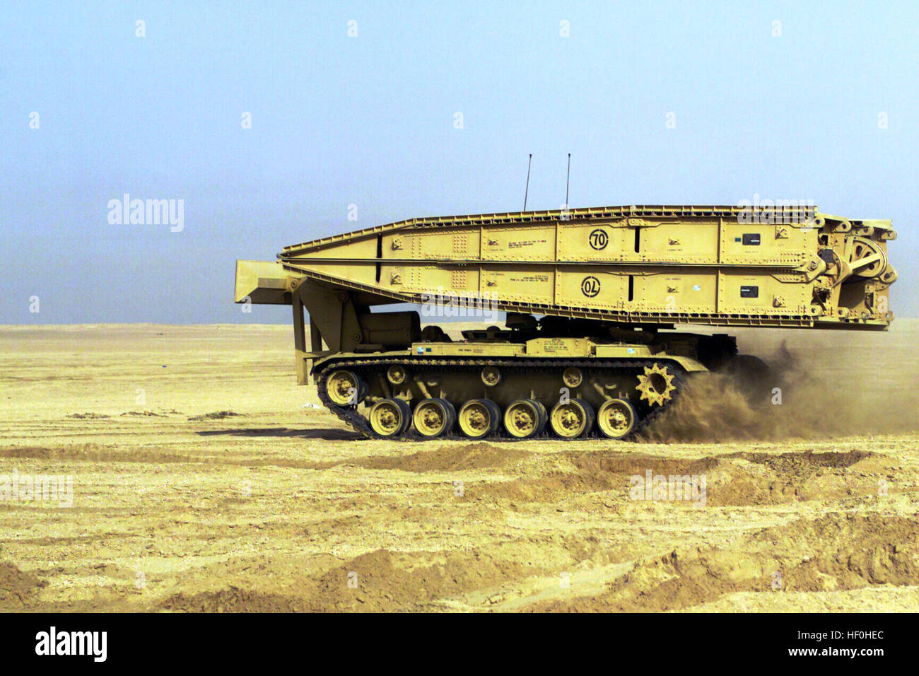 US Marine Corps (USMC) M60A1 Armored Vehicle gestartet Brücke (M60A1 Panzerbrücke), 1. Panzerbataillon, Twentynine Palms, Kalifornien, bewegt sich über der kuwaitischen Wüste auf dem Weg zur Brücke starten Ausbildung bei Camp Coyote, Kuwait während der Operation ENDURING FREEDOM. US Marinecorps Panzerbrücke Stockfoto