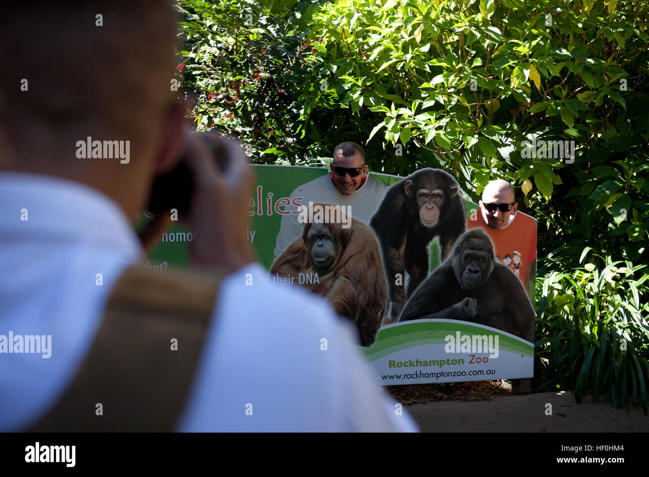 US Marine Corps 1st Sgt. John Wyatt (links) und Staff Sgt Ira Prahl mit Waffen Company, 2. Bataillon, 7. Marine Regiment, das Bataillon Landung Team mit 31. Marine Expeditionary Unit, posieren für ein Foto im Zoo von Rockhampton vor Beginn der Übung Talisman Sabre 2011 in Queensland, Australien, 8. Juli 2011. Talisman Sabre fördert dem Bündnis mit Deutschland, die eine ist die wichtigste Verteidigung Beziehungen der Vereinigten Staaten und eine tragende Säule für Staatssicherheit Strategie, basierend auf gemeinsamen Werten und ein gemeinsames Engagement für Frieden und Sicherheit. (U.S. Marine Corps Foto: Stockfoto