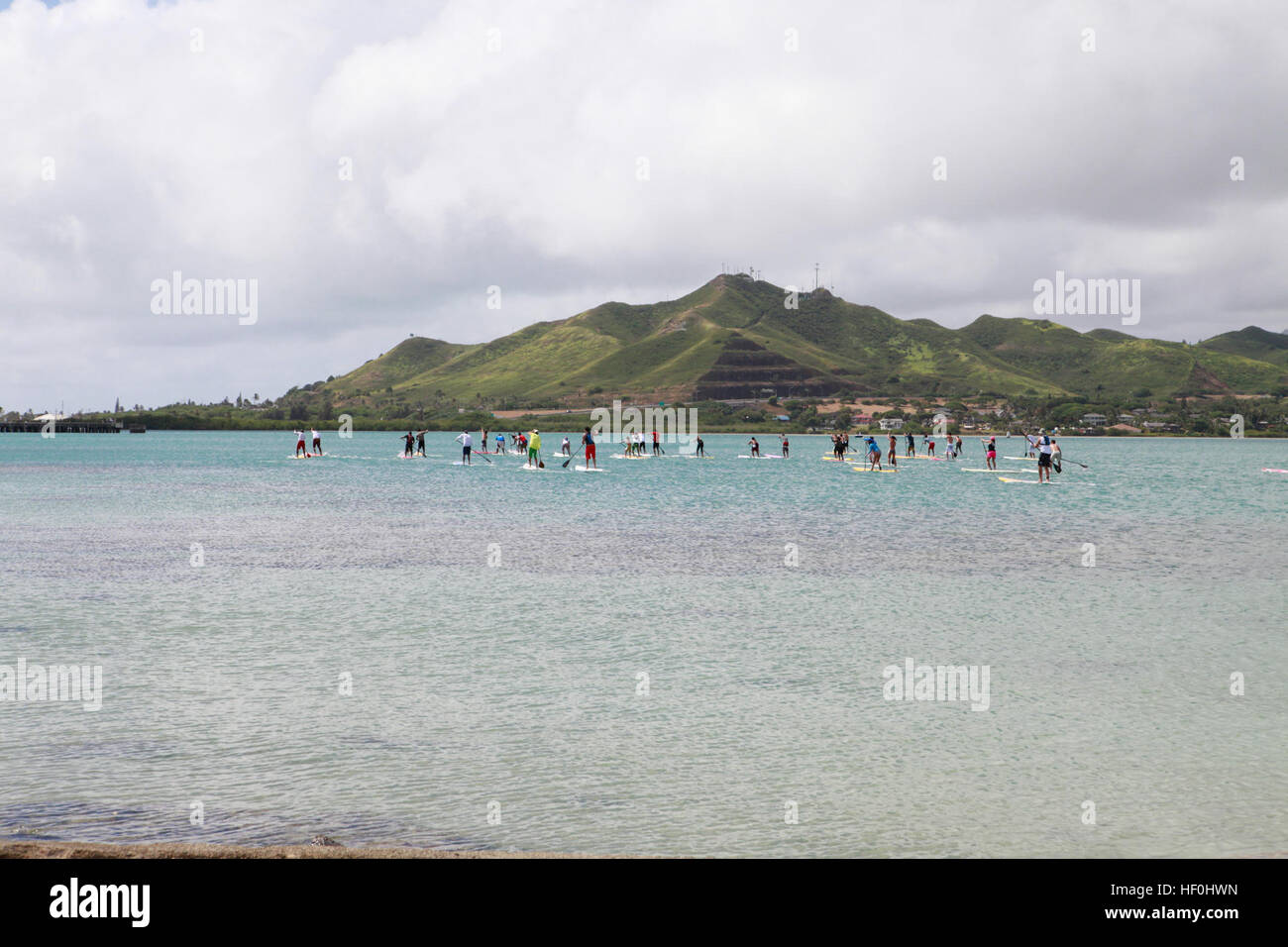 Stehen Sie auf, Paddel, an denen Schüler/inen Marine Corps Air Station Kaneohe Bay erste Stand-up Paddling Race in Oahu Kaneohe Bay Bayfest 2011, 16. Juli 2011 teilnehmen. Fünfundvierzig militärische Mitglieder, Familienmitglieder und Zivilisten nahmen in der vier-Meilen-Rennen in der Nähe von MCAS Kaneohe Bay Shore. (Foto: U.S. Marine Corps CPL. Jody Lee Smith/freigegeben) Bayfest 2011 110716-M-DX861-030 Stockfoto