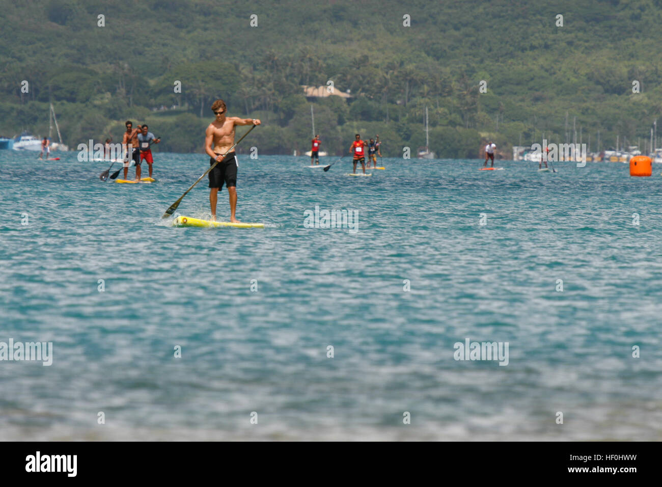 Stehen Sie auf, Paddel, an denen Schüler/inen Marine Corps Air Station Kaneohe Bay erste Stand-up Paddling Race in Oahu Kaneohe Bay Bayfest 2011, 16 Juli teilnehmen. Fünfundvierzig militärische Mitglieder, Familienmitglieder und Zivilisten nahmen in der vier Meilen Rennen in der Nähe von MCAS Kaneohe Bay Shore. Bayfest 2011 110716-M-DX861-048 Stockfoto