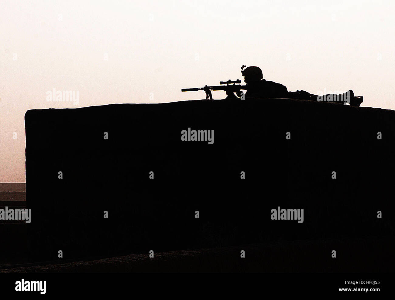 Lance Cpl. Aaron Daniels bietet Sicherheit auf einem Dach hier, Juli 28. Daniels ist ein benannten Schütze mit dem Polizei-Advisory-Team. Marines der Charlie Kompanie, 1. Bataillon 3., Marine Regiment, eine Partnerschaft mit lokalen Afghan National Army Soldaten für Sicherheit bei der Eröffnung zu sorgen. Ein Jahrzehnt später, bringt 9 / 11 Jahrestag, Erinnerungen und Zeichen des Fortschritts 110728-M-ED643-007 Stockfoto