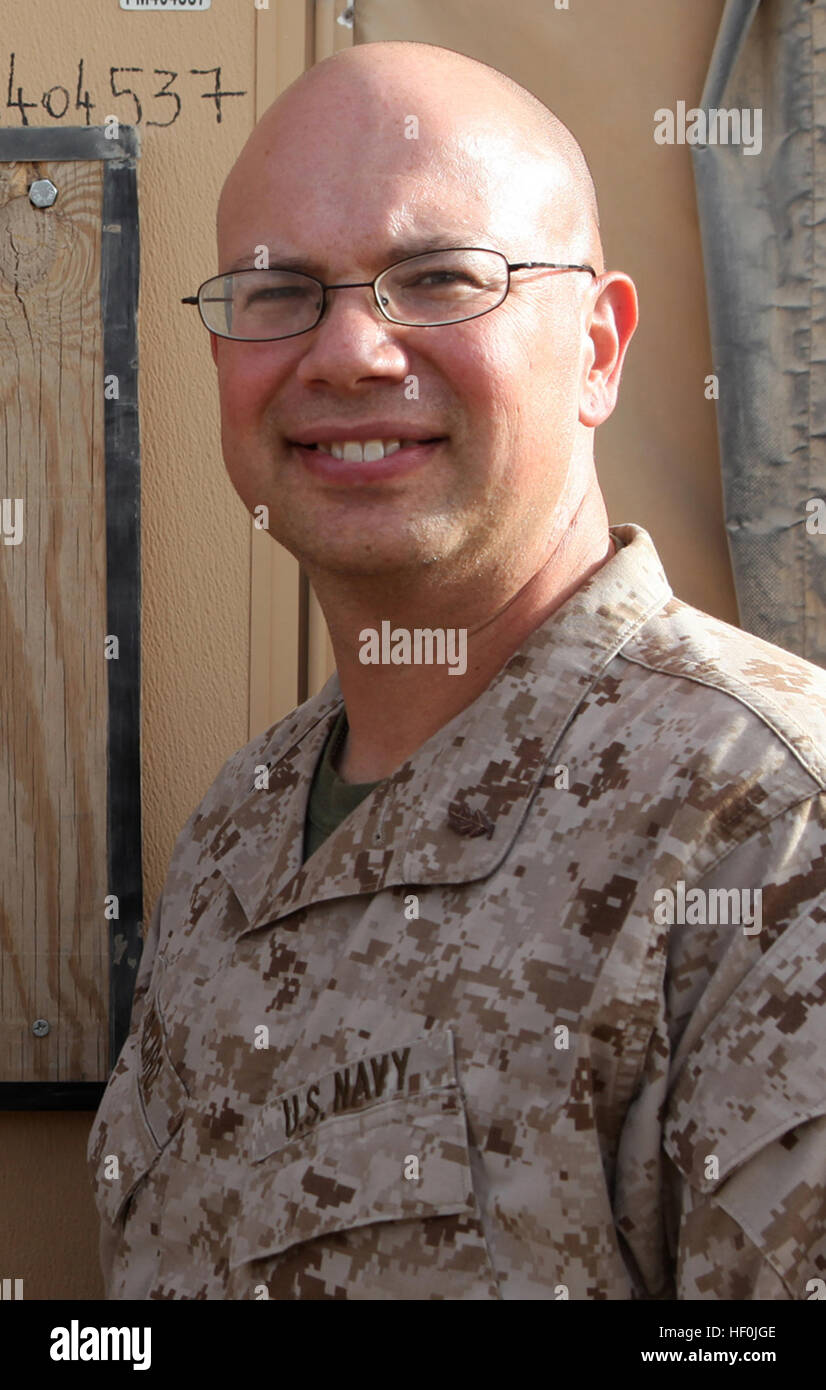 Lt. Joseph W. Diclaro II, von Beckley, W.VA, wer hat einen Doktortitel in medizinische Entomologie und serviert mit Volksgesundheit und präventive Medizin Ablösung, Alpha chirurgische Gesellschaft, stellt 2. Marine Logistics Group (vorwärts) an Bord Camp Leatherneck, Afghanistan, für ein Bild, 24. August 2011. Während seines Einsatzes war Diclaro die einzige medizinische Entomologen in regionalen Befehl Südwesten, Afghanistan. Während seiner Tour dirigierte er zahlreiche Umwelt-Arbeitsschutz Website Bewertungen, und erfasste fast 100.000 Mücken aus verschiedenen operativen Basen und Außenposten zu bekämpfen Stockfoto