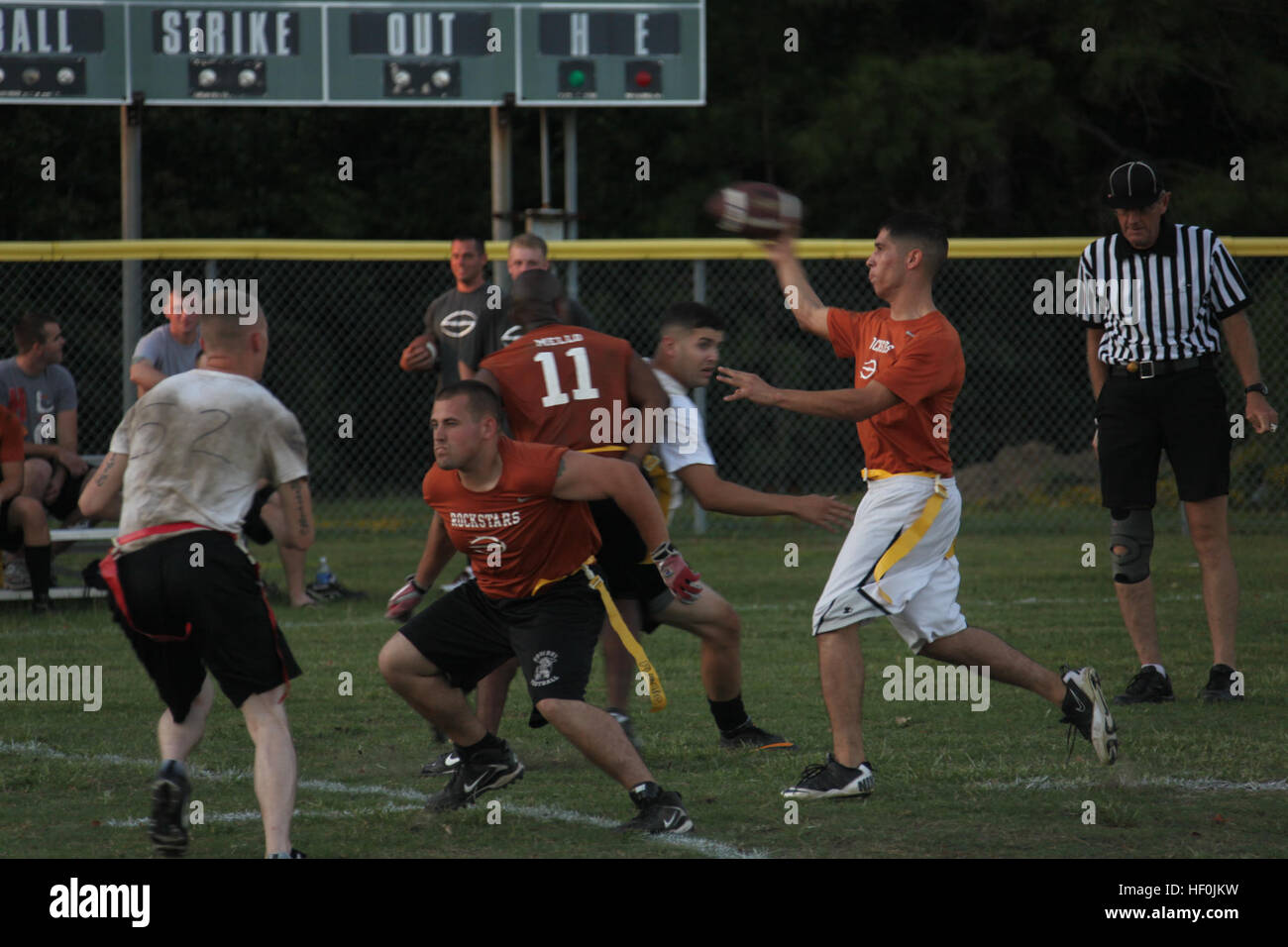 Die Playboys besiegen die Rock Stars 48-28 während der Intramural Flag Football Championship 2011 in einem Softball-Komplex auf der Flugstation. Dabei folgt die Gnadenregel, die das Spiel beendet, wenn ein Team in den letzten zwei Minuten mit 19 Punkten führt. Stockfoto
