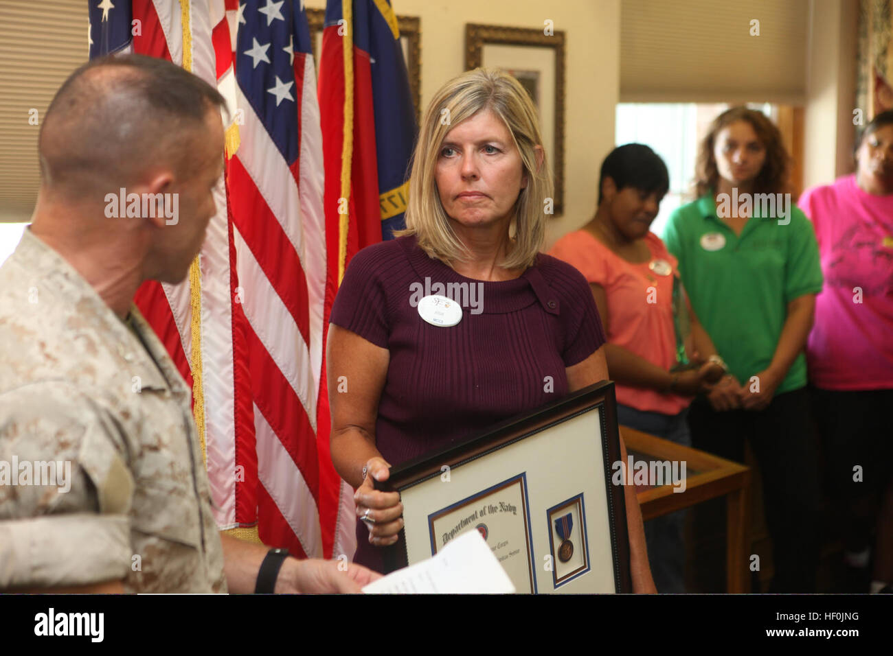 US Marine Corps Oberst Daniel J. Lecce, befehlshabender Offizier, Marine Corps Base Camp Lejeune, liest einen Brief an Josie Martin während einer Preisverleihung im Inneren der Basis in der Nähe von Jacksonville, NC, 9. September 2011. Martin erhielt die Auszeichnung für Verdienste um die zivile, nachdem sie ein 14 jähriger Junge wiederbelebt, die ohnmächtig und fiel ins kalte Wasser eines Schwimmbades im Inneren der Basis. (U.S. Marine Corps Foto von Sgt. Bryan Peterson/freigegeben) US Marine Corps Oberst Daniel J. Lecce, befehlshabender Offizier, Marine Corps Base Camp Lejeune, liest einen Brief an Josie Martin während einer Preisverleihung im Inneren der Stockfoto