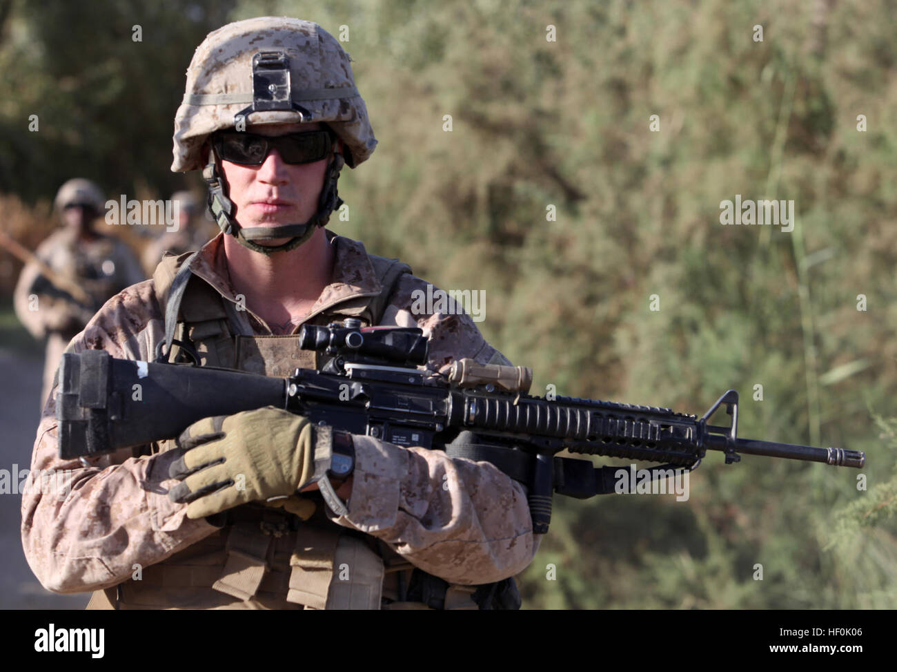 Reno, Nevada, native Lance Cpl. Daniel Wilson, ein Einsatztrupp Führer mit Charlie Kompanie, 1. Bataillon, 9. Marine Regiment, Patrouillen auf einen Weg in Nawa District, Provinz Helmand. Die Marines und afghanische Uniformierte Polizei führen regelmäßige Partner Patrouillen im Bereich Sicherheit präsent. Marines, genießen Afghanen Tempo Nawa districtE28099s einzigartige Landschaft 110920-M-YI942-019 Stockfoto