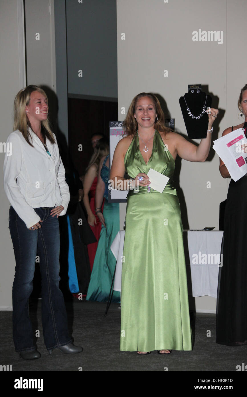 Tür-Preise wie Schmuck-Sets, Geschenkkarten und kostenloses Essen erhielt für ausgewählte Cherry Point Gönner besucht die 2011 Betrieb Ballkleid bei Miller die Landung am 23. September. Kleid zu beeindrucken diese Ballsaison, Duchesse-Betrieb zeigt, E28098Jersey ShoreE28099 doE28099s und donE28099ts 110923-M-EY704-334 Stockfoto