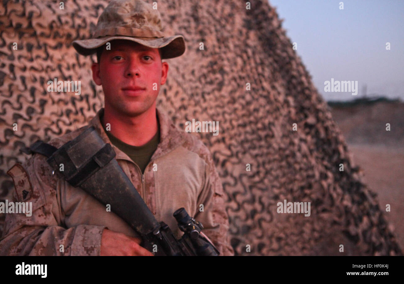 Mobile, Alabama, native CPL. Christopher Shiver, ein Feld-Funker mit 1. Bataillon, 12. Marine Regiment, sagte, dass der schwierigste Teil der Bereitstellung für ihn motiviert bleibt. Schauer sagte gibt es Feuergefechte und improvisierte explosive entwirft in der Ferne von Zeit zu Zeit, so dass die Marines der allgegenwärtigen Gefahr im Bereich einsatzbereit bleiben.  Schauer, sagte, dass er seine Familie und Freunde vermisst die meisten sowie Freizeit Jagd in seiner Heimatstadt. Mahafiz Marines halten Straßen sicher 110930-M-HB024-057 Stockfoto