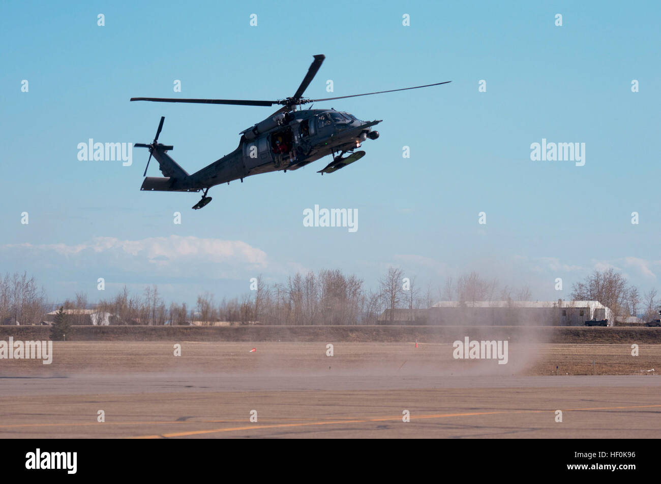 Ein HH-60 Pave Hawk mit 210th Rescue Squadron, Alaska Air National Guard, landet auf dem Flugplatz in Galena, Alaska, um bei der Evakuierung der Einwohner von Galena, Alaska, Mai 28. Galena überflutet wie den Yukon River übergelaufen während dem Auseinanderbrechen des Winters Eis. Einwohner der Stadt wurden nach Fairbanks zu warten, bis die Wasserstände Abklingen transportiert. Alaska National Guard schickte mehrere Flugzeuge und Rettung Personal an Alaska-Dorf, mit Rettungsmaßnahmen zu unterstützen. (Foto von Sgt. Edward Eagerton, Alaska National Guard Public Affairs) Alaska National Guard unterstützt Flut vic Stockfoto