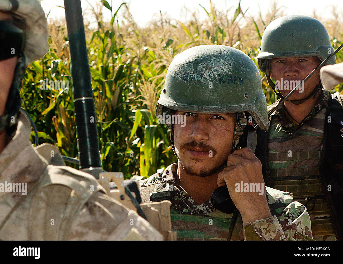 Ein Afghan National Army Soldat ruft eine Positionsmeldung während einer Sicherheitspatrouille hier Okt. 19. Die ANA unterhält stetige Fortschritte beim 1. Bataillon, 3. Marineregiment Bereitstellung, Übernahme der Kontrolle über mehr als acht Patrouille Basen und Konsolidierung seiner Kräfte in Kader Größe Elemente, die unabhängig arbeiten können. Afghan National Army unterhält Fortschritte im Garmsir 111019-M-ED643-002 Stockfoto