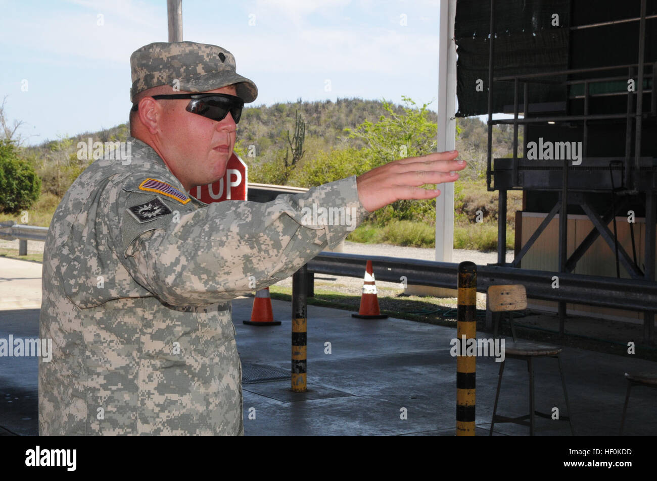 Ein Fahrzeug voraus, während bei Joint Task Force Guantanamo Roosevelt Sicherheitskontrolle, US Naval Station Guantanamo Bay, Kuba, 12. August 2013 "Wellenlinien" Armee Spc. Morgan Stevens, ein Militärpolizist der 128. Military Police Company, zugewiesen. An der Pforte 130812-Z-IB888-008 Stockfoto