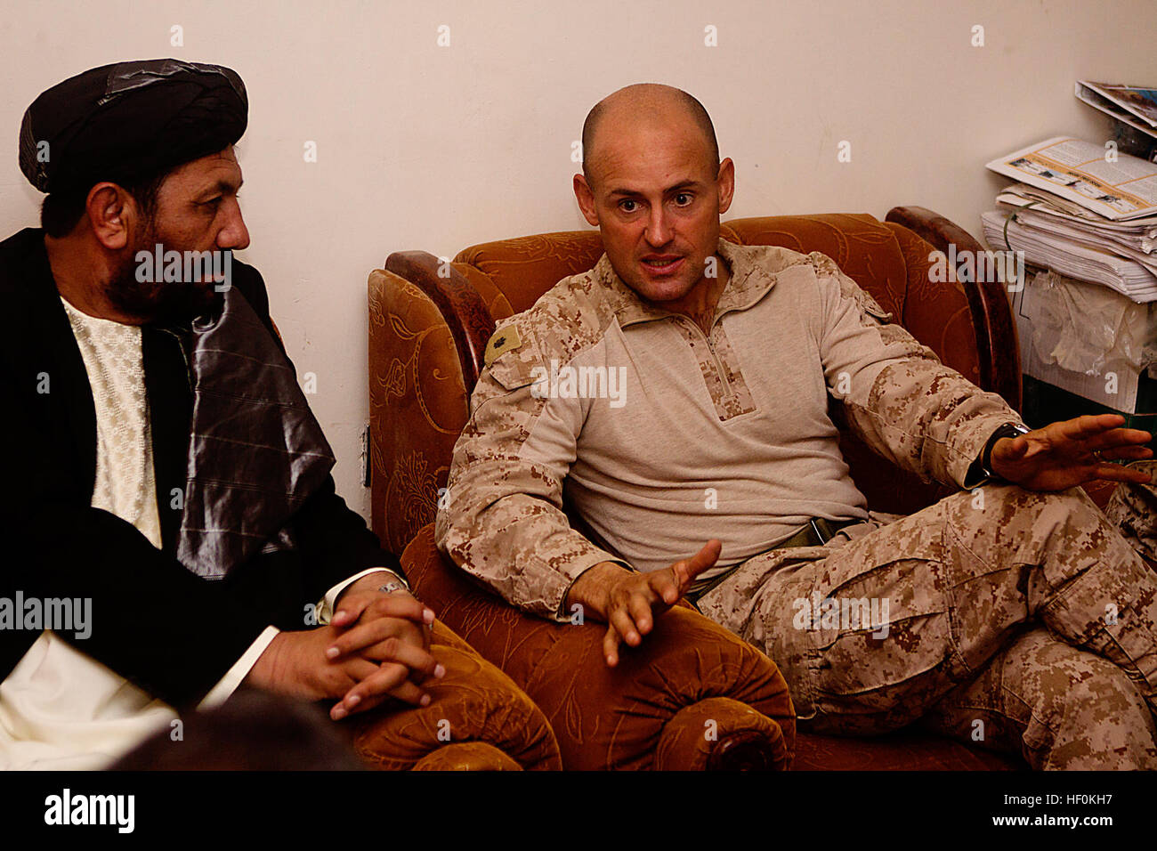 US Marine Lieutenant Colonel Sean Riordan, Bataillonskommandeur für 1. Bataillon, 3. Marine Regiment, spricht mit der National Directorate of Security, Provincial Direktor Nazar Ali hier, 2. November. Riordan, ein Eingeborener von Montclair, VA., begleitet von einem lokalen Mann, kürzlich aus der Haft unter eine ausstehende Untersuchung zum Bezirk Mitte, und war wiederum auf einen Spaziergang rund um den lokalen Basar und bleiben zum Abendessen eingeladen. Die Arbeit, die das Bataillon geleistet hat, um Beziehungen mit Regierungsvertretern und Anwohner zu bauen hat letztlich geholfen Garmsir in eines der sichersten Viertel in Helman bauen Stockfoto US Marine Lieutenant Colonel Sean Riordan, Bataillonskommandeur für 1. Bataillon, 3. Marine Regiment, spricht mit der National Directorate of Security, Provincial Direktor Nazar Ali hier, 2. November. Riordan, ein Eingeborener von Montclair, VA., begleitet von einem lokalen Mann, kürzlich aus der Haft unter eine ausstehende Untersuchung zum Bezirk Mitte, und war wiederum auf einen Spaziergang rund um den lokalen Basar und bleiben zum Abendessen eingeladen. Die Arbeit, die das Bataillon geleistet hat, um Beziehungen mit Regierungsvertretern und Anwohner zu bauen hat letztlich geholfen Garmsir in eines der sichersten Viertel in Helman bauen Stockfoto