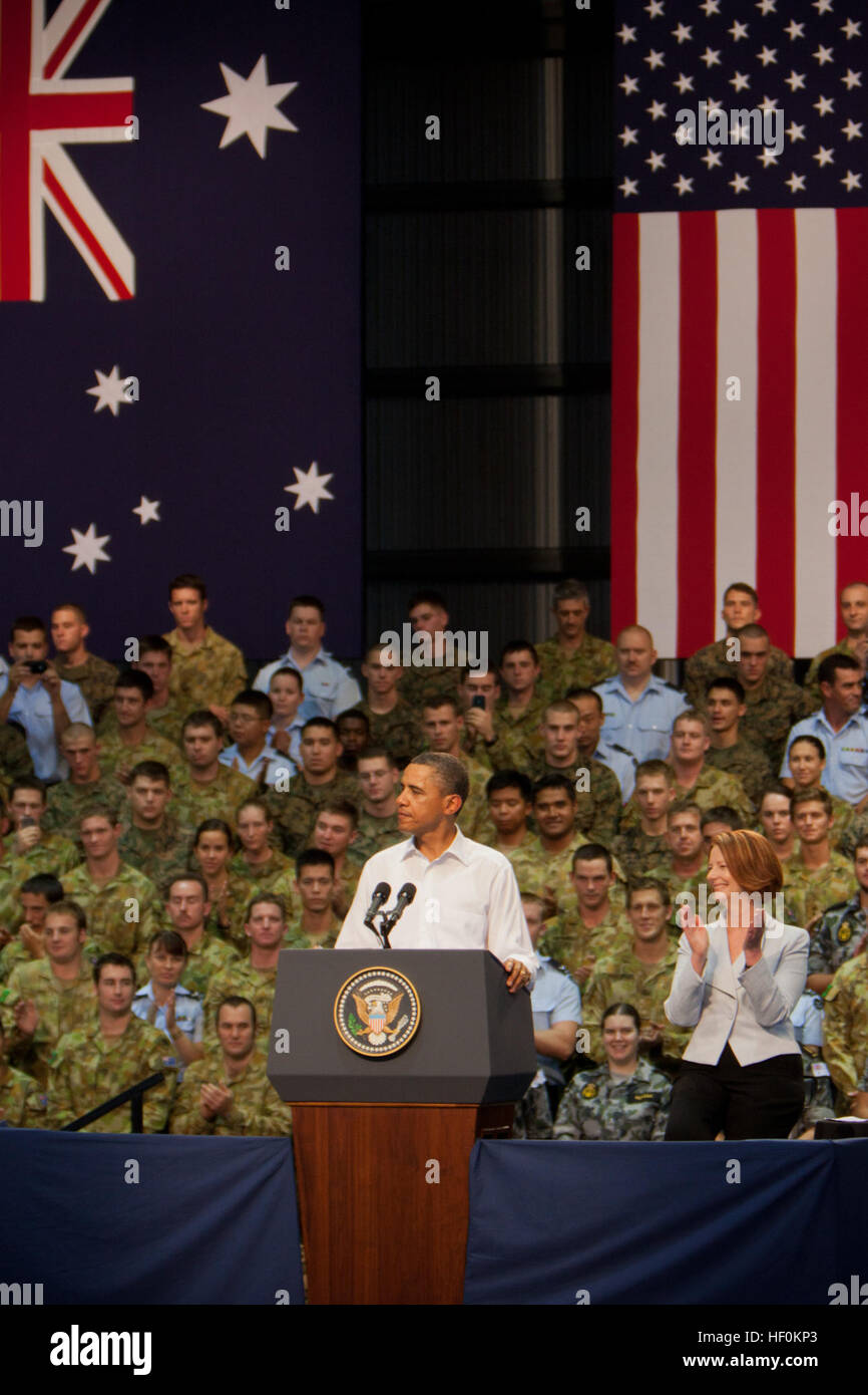 US-Präsident Barack Obama und australische Premierminister Julia Gillard sprechen um 60 Jahre der US-australischen Allianz in Darwin, Australien, 17. November 2011 zu Ehren. US-Marines mit 2. Flotte-Anti-Terror-Sicherheits-Team aus Norfolk, Virginia, und Royal Australian Military Service-Mitglieder waren anwesend. (U.S. Marine Corps Foto von Sgt. Pete Thibodeau/freigegeben) Obama besucht Australien 111117-M-BO337-024 Stockfoto