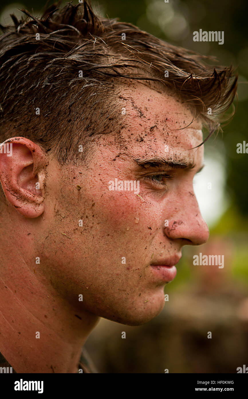 US Marine Pfc. Brian Liesen erholt sich nach einem Grappling Match beim Marine Corps Martial Arts Program Training bei Robertson Barracks, Darwin, Australien, 29. November 2011. SCHNELLEN Marines an Übung Semper Fast 2011, eine Veranstaltung die kombinierte Ausbildung von 5. Bataillon, königliches Australian Regiment mit Schwerpunkt auf Kleinwaffen reicht, direktes Feuer reicht, militärische Operationen im urbanen Gelände teilnehmen und leichte Infanterie Operationen. (U.S. Marine Corps Foto von Lance Cpl. Robert Bush/freigegeben) Flickr - DVIDSHUB - Grappling und sparring (Bild 2 von 25) Stockfoto