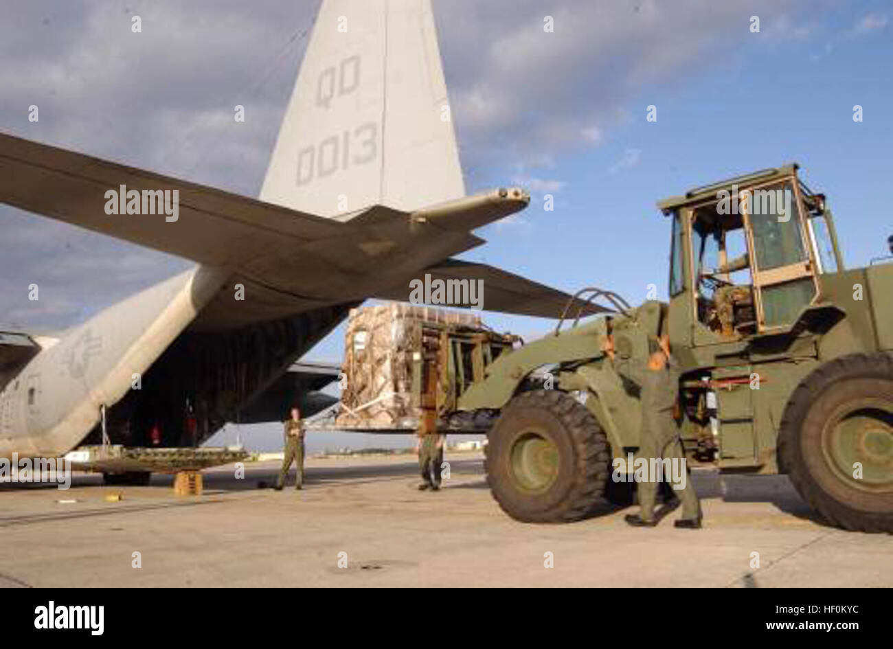 041230-M-0931T-002 Marine zusammenarbeiten laden eine Palette von Mahlzeiten Ready-to-Eat auf eine c-130 Hercules in Okinawa, Japan, am 30. Dezember 2004.  Die Mahlzeiten und die Unterstützung Lieferungen werden nach Utapao, Thailand, für humanitäre Hilfe und Katastrophenschutz Hilfe im Zuge der jüngsten Tsunamis in Thailand, Indonesien und Sri Lanka geflogen werden.  Die Marines sind Aerial auftankenden Transport-Geschwader 152, 3rd Marine Expeditionary Force, Marine Corps Air Station Futenam zugeordnet.  DoD-Foto von CPL Jonathan K. Teslevich, US Marine Corps.  (Freigegeben) Defense.gov News Foto 041230-M-0931T-002 Stockfoto
