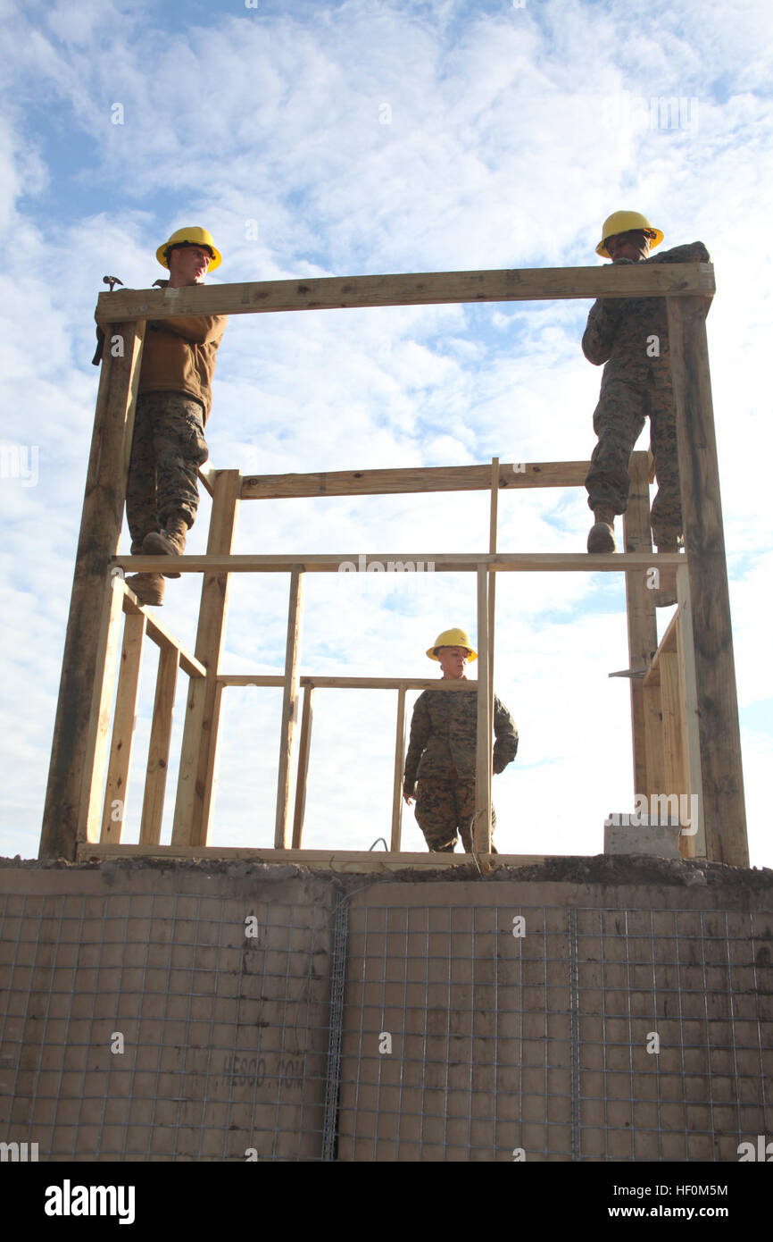 Lance Cpl. Christopher A. Chin, links, und Lance Cpl. Jeremy T. Southerland, Recht, bereiten Messungen für Lance CPL Ivy J. Burleson, zentrieren, wenn sie eine neue Wachturm auf die Ausbildung nach vorne Betriebsbasis am Camp Devil Dog, N.C., Dez. 14 aufbauen. Ihre Zugführer sagte, Aufbau der Basis wertvolle Erfahrung war, weil diese Marines, die gleiche Arbeit bei der Bereitstellung zu tun haben werden. Marine Wing Support Squadron 271 baut Post für MCT 111214-M-AF823-006 Stockfoto