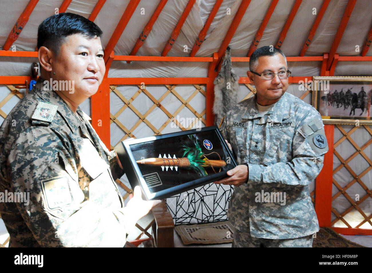 Generalmajor Gary Hara, stellvertretender Kommandierender general, US Army, Pacific, präsentiert ein Geschenk Generalmajor Byambasuren Bayarmagnai, stellvertretender Chef des Stabes der mongolischen Streitkräfte, während eines Besuchs in den fünf Hügeln Trainingsbereich, 12. August 2013. Khaan Quest ist eine friedenserhaltende Operationen konzentriert, kombinierten Fortbildungsveranstaltung zwischen US Marine Corps Forces Pacific, USARPAC und die MAF. Diese Übung markiert die 11. Wiederholung von Khaan Quest. Militärisches Personal aus Australien, Kanada, Frankreich, Deutschland, Japan, Indien, Nepal, Republik Korea, Tadschikistan, Vereinigtes Königreich und Vietnam sind auch die Teilnahme an der Stockfoto