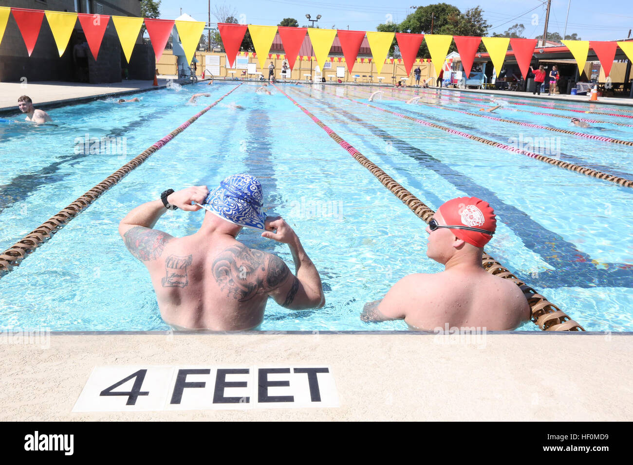 Lance Cpl. Thomas McDonel, 21, aus Merritt Island, Florida, und Staff Sgt Matthew Bowen, 30, aus Bellingham, Washington, beide mit verwundeten Krieger Bataillon Ost, Schwimmen Sie Ihre Bahnen während der 2014 Marinekorps Versuche an Bord Camp Pendleton, Kalifornien, 5. März 2014. Das Marine Corps-Studien ist eine 8-Sport Invitational mit vier Mannschaften, bestehend aus aktiven Dienst Marines, Veteranen und internationalen Service-Mitglieder. Der Wettbewerb bietet Chancen für die Verwundeten, Kranken und verletzten Soldat innen zu trainieren, als Athleten, während ihre Festigkeit erhöht, so dass sie ihren Wehrdienst oder Devel fortgesetzt werden kann Stockfoto